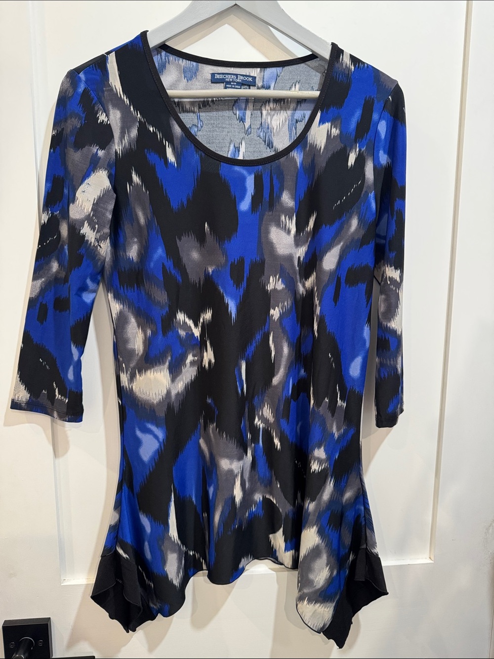 Wm’s medium Abstract Blue & Black Sharkbite Hem Tunic / blouse